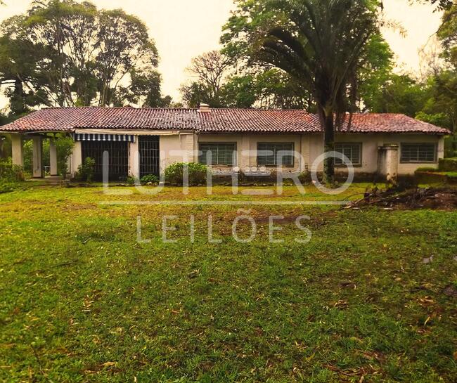 Imóvel Rural com 4 suítes, piscina, lago e 3 casas de caseiro