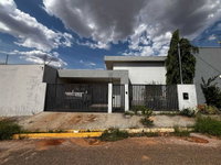 Casa com 3 quartos, 2 banheiros e 1 vaga de garagem, ocupada