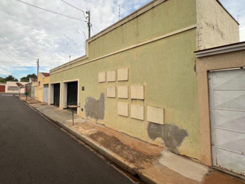 Casa Ocupada em Araçatuba com 4 Quartos e 175m²