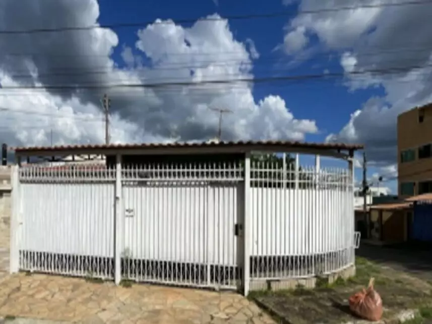Casa ocupada com 141m² de área total em Sobradinho