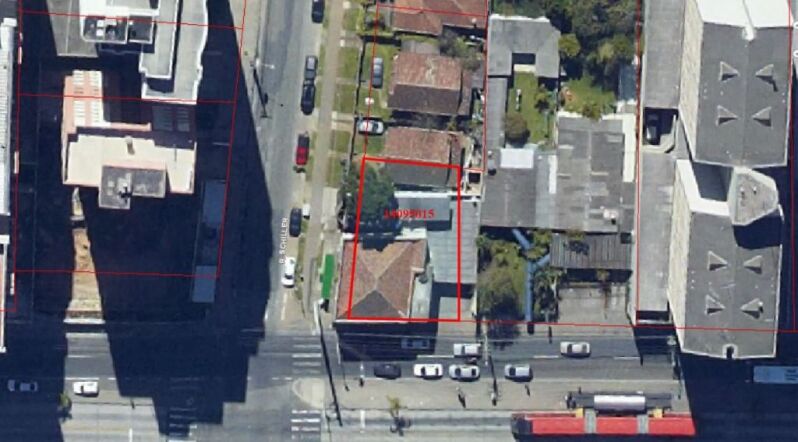 Prédio comercial e residencial com 6 lojas e 3 vagas de garagem