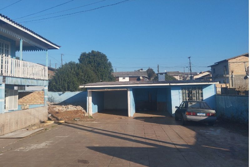 Casa de 2 andares com garagem para 2 veículos, 360m², desocupada