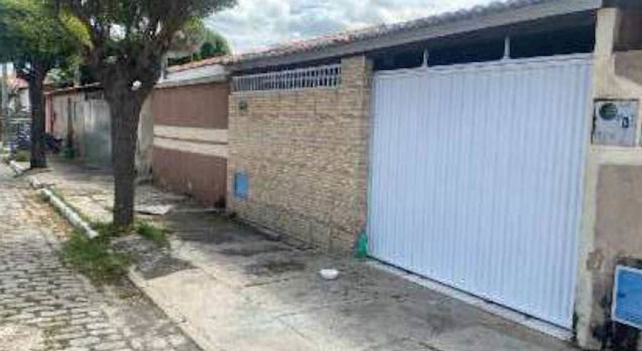 Casa Padrão com 1 Vaga de Garagem em Jaguaribara