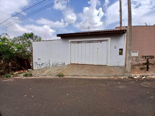 Casa em Jardinópolis com 2 quartos e 3 vagas