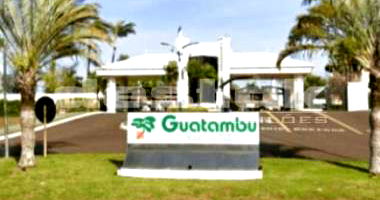 Terreno plano em condomínio fechado com 995m²