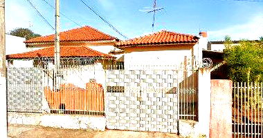 Casa de tijolos com terreno de 154 m², pequena e aconchegante