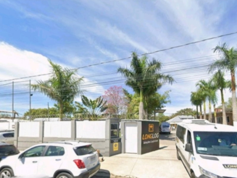 Prédio comercial de alvenaria próximo à BR-116