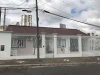 Casa com 5 dormitórios, 2 banheiros e 225 m² de área construída -