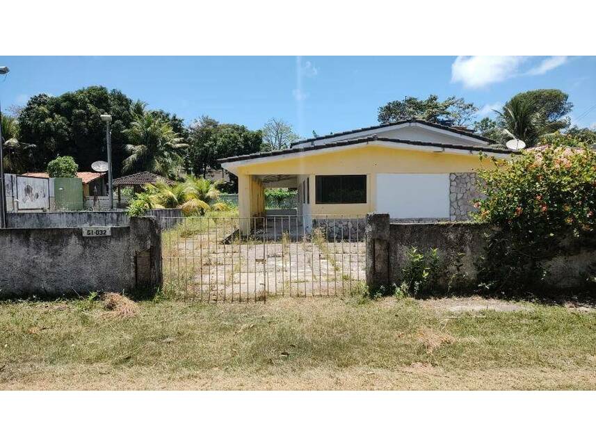 Casa padrão desocupada com 1 vaga e 168m² construída