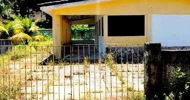 Casa padrão desocupada com 1 vaga e 168m² construída