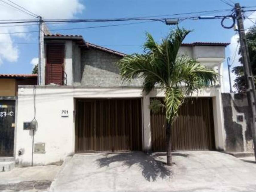 Casa com 3 quartos, 296m² construídos, ocupada