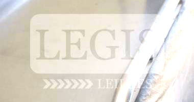 01 Balco de caixa, cor preta, em metal/madeira.