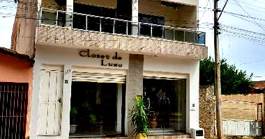 Casa com 2 quartos, 2 banheiros, varanda e área de serviço