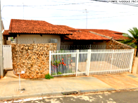 Casa com 3 quartos, 2 banheiros, 179m² construída, desocupada