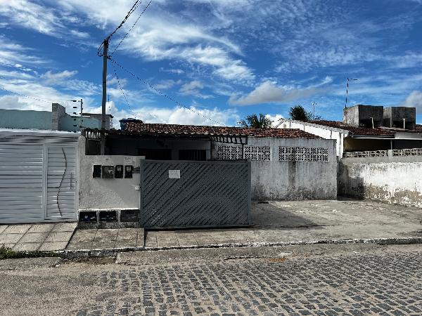 Casa com 2 quartos, 2 banheiros e 1 vaga em Santa Rita/PB