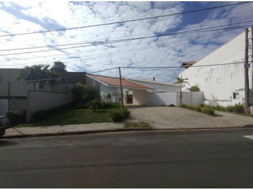 Casa desocupada com 431,13m² construídos em terreno de 1.162,75m²