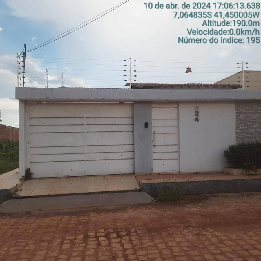 Casa padrão com 3 quartos, 2 banheiros, 1 vaga, área construída 122m²