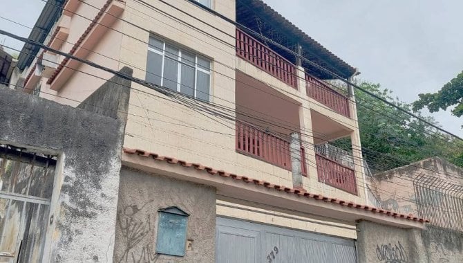 Casa de alto padrão com 4 quartos e 3 banheiros em 391m²