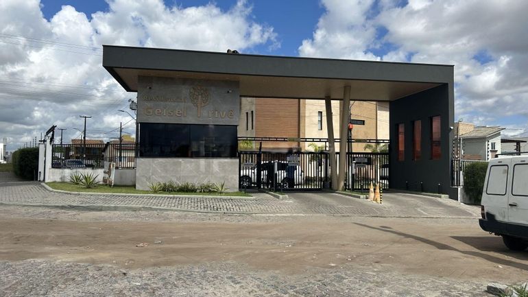 Casa em Condomínio com 4 Suítes em João Pessoa/PB - Ocupada