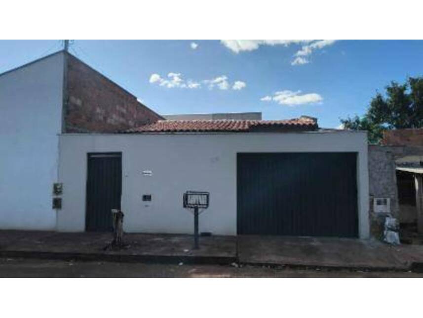 Casa Desocupada com 2 Quartos e 1 Vaga em Ituiutaba/MG