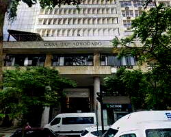 Prédio comercial com 9 pavimentos, 2 lojas e salas para escritórios