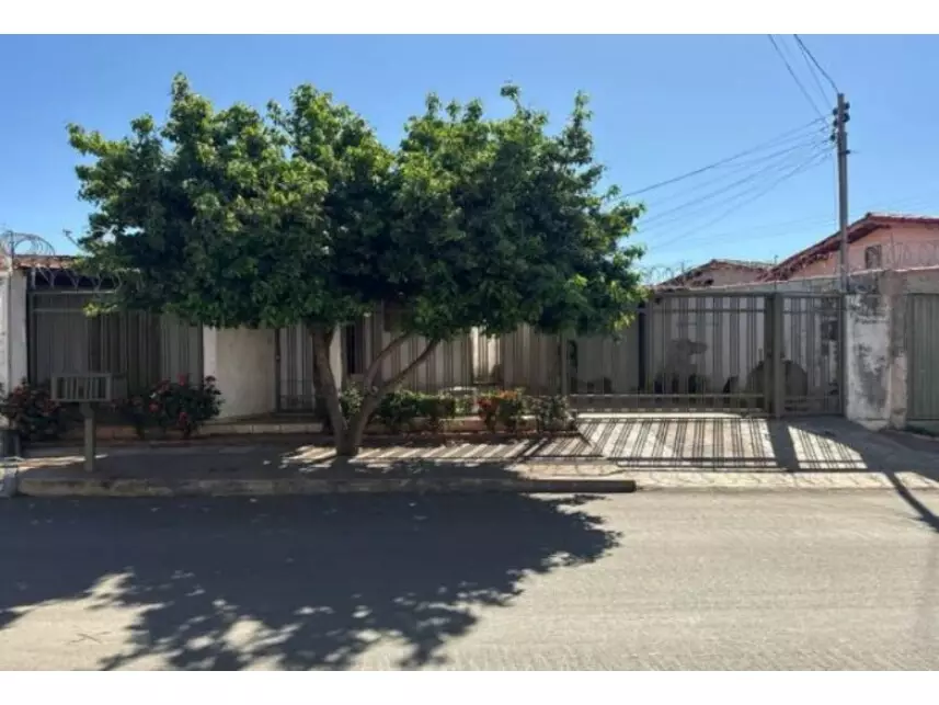 Casa com 3 quartos, 275m² de terreno, ocupada