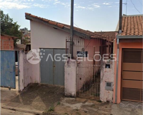 Casa com 40m² A.C. e 126,50m² A.T. em Leme