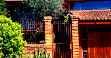 Casa com 206,65m² construída e terreno de 396m², imóvel ocupado