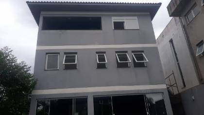Casa desocupada com 230m² construída em condomínio fechado