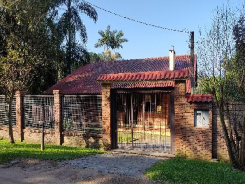 Casa residencial com 3 quartos, 2 banheiros e 2 vagas, 228m² construída