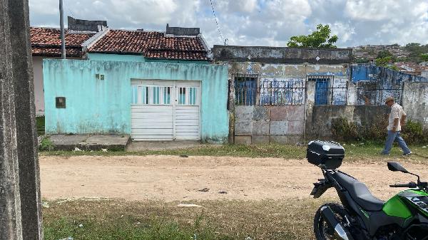 Casa com 2 quartos, 1 banheiro e área de serviço