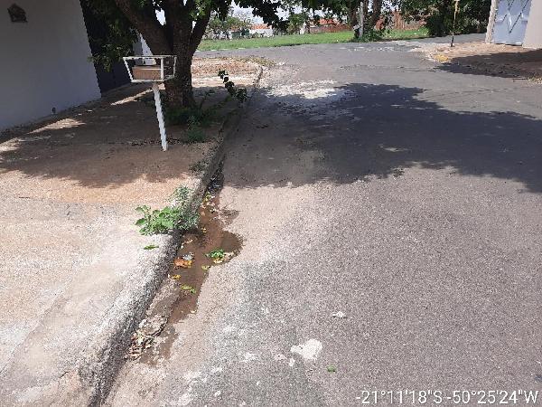 Casa com 2 quartos, 3 banheiros e 1 vaga de garagem