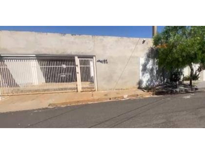Casa ocupada com 161 m² construídos em terreno de 250 m²