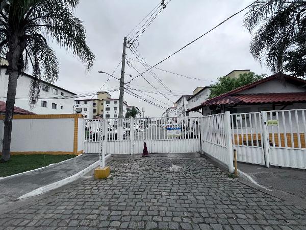 Apartamento com 2 Quartos e Área de Serviço em Santíssimo