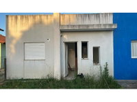 Casa com 1 vaga de garagem, 180m² de terreno, desocupada