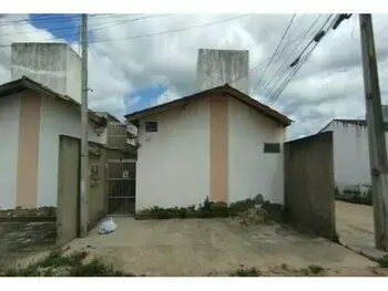 Casa ocupada com 1 vaga e 52,79 m² construída