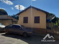 Casa com 3 quartos e lote no Centro de Guarará/MG