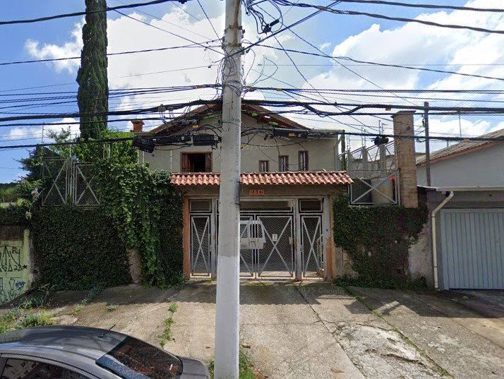 Casa com 472m², 3 quartos, 2 banheiros, ocupada