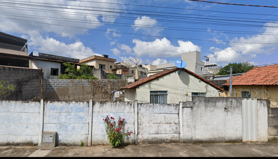 Casa antiga em alvenaria com 4 cômodos e terreno de 132,90m²