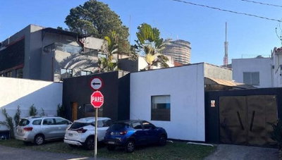 Casa com 107m² de área construída em terreno de 320m², desocupada