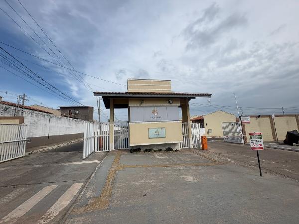 Casa com 2 quartos e 1 banheiro, área construída de 61.87m², desocupada