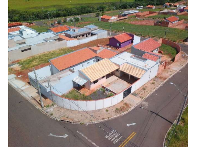 Casa com terreno de 253,54m², 3 quartos, 2 banheiros, desocupada