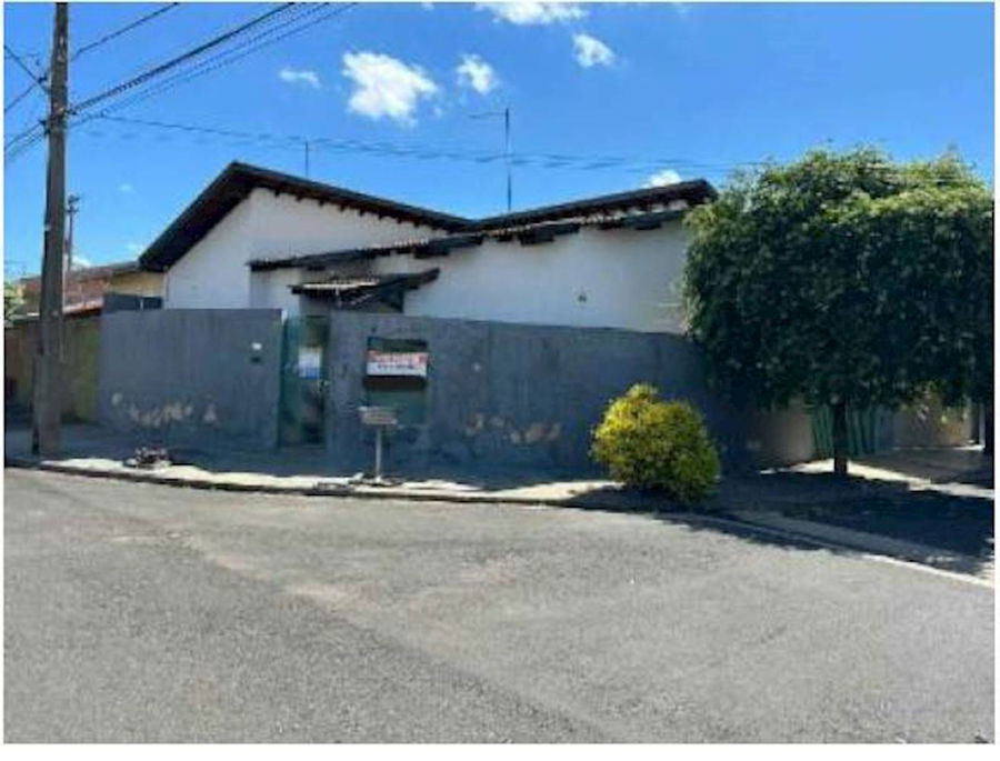 Casa padrão com 3 quartos, 2 banheiros, 1 vaga, 100,95m² construída, ocupada