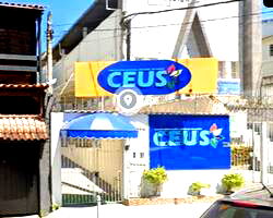 Imóvel comercial com 16 cômodos, banheiros, quadra e cozinha