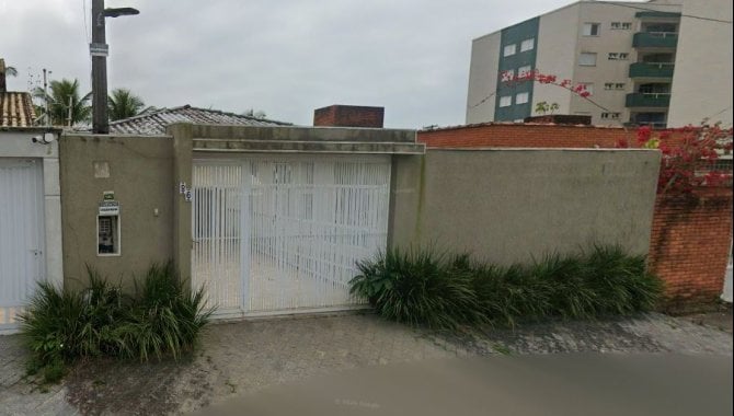 Casa com 106m² em condomínio com lazer completo