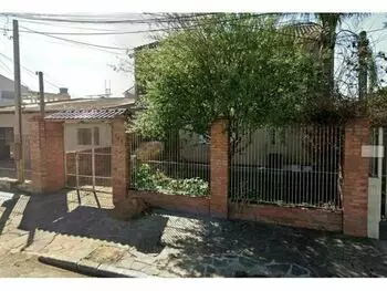 Casa ocupada com 192 m² de área construída