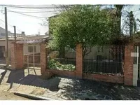 Casa ocupada com 192 m² de área construída