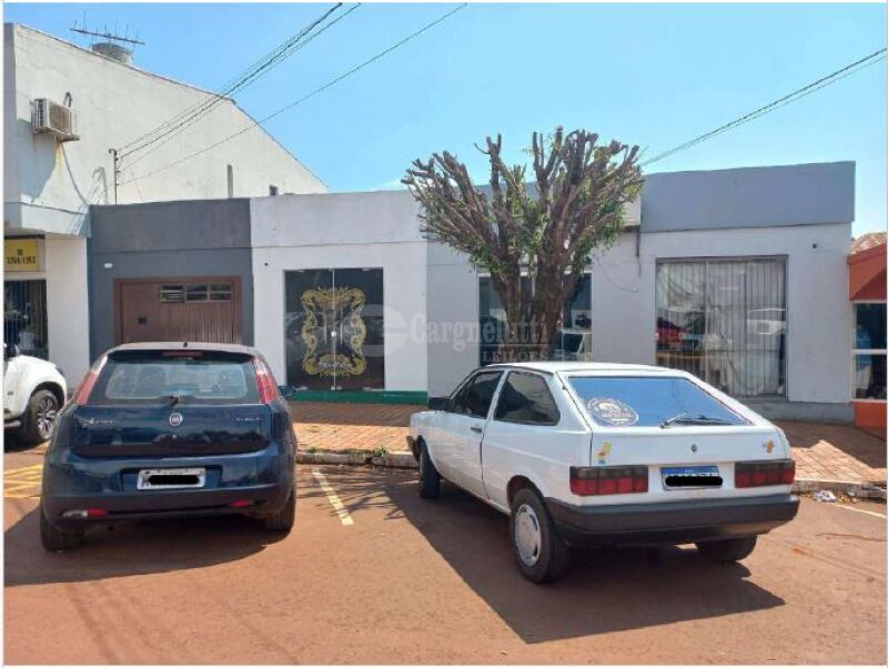 Terreno com 2 salas comerciais e 2 casas, 3 banheiros, garagem