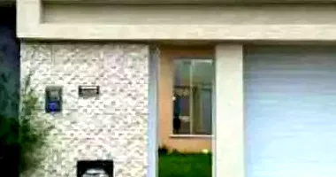 Casa padrão desocupada com 1 vaga e 98m² construída