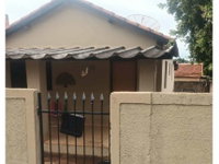 Casa com 50% de parte ideal, 197m² de terreno, ocupada